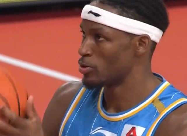 开云sport-凯尔特人鏖战山东队，王哲林状态火热