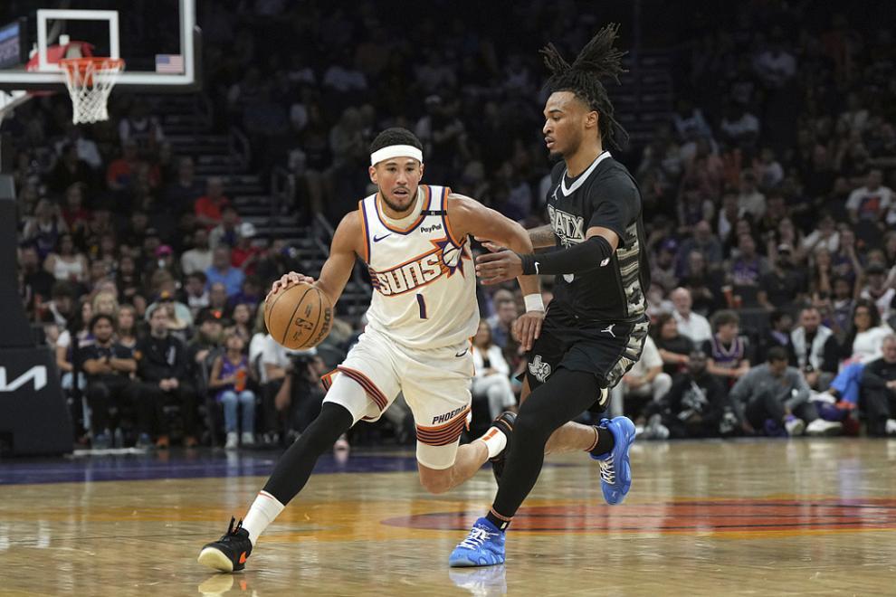 马刺完胜北京队,布克统治全场 马刺完胜北京队,布克统治全场