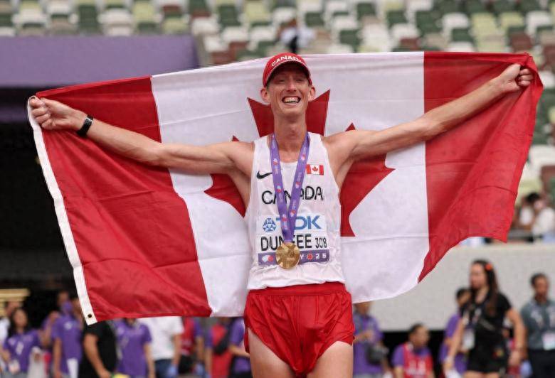 加拿大选手在比赛中表现出色,夺冠 加拿大选手在比赛中表现出色,夺冠