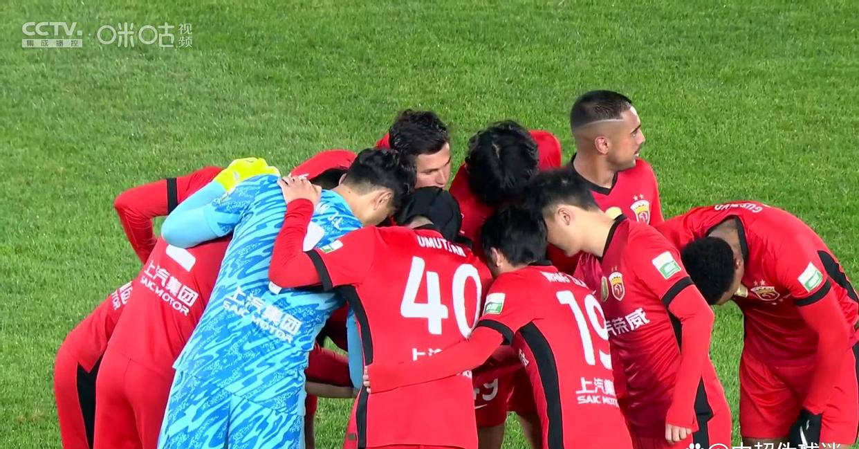 开云体育中国-上海上港客场逼平，艰难保住榜首位置