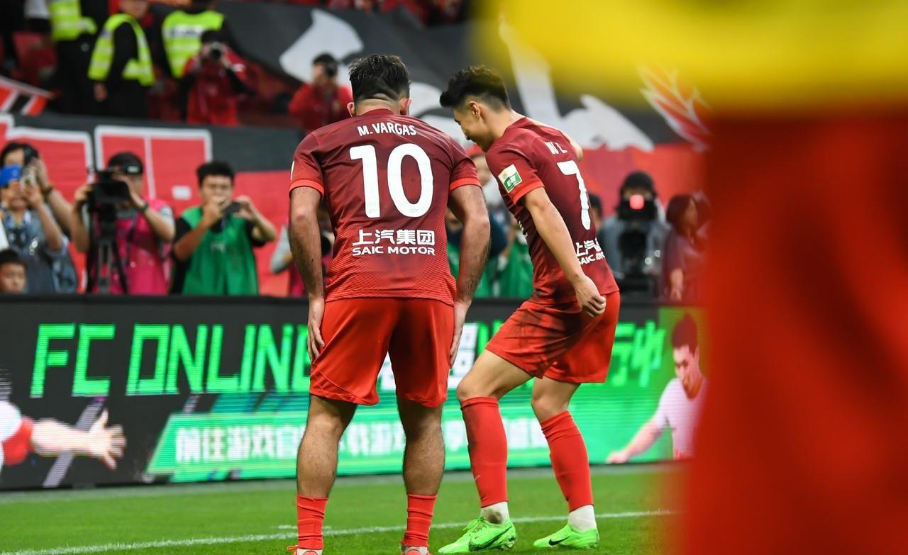 防线失守！豪门球队遭遇连败，卫冕悬疑